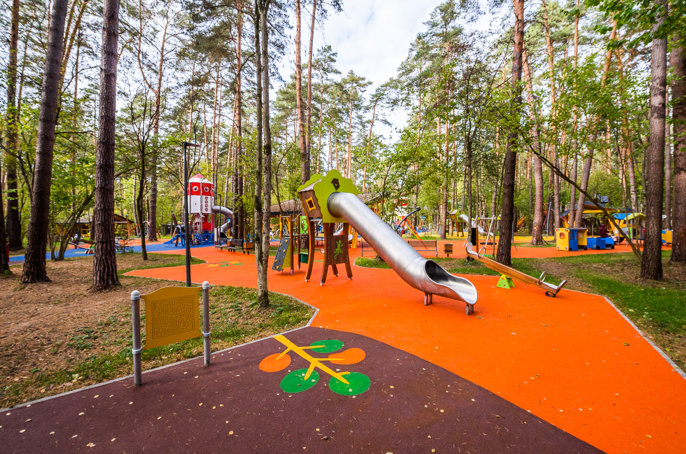 Детская площадка в парке Раздолье