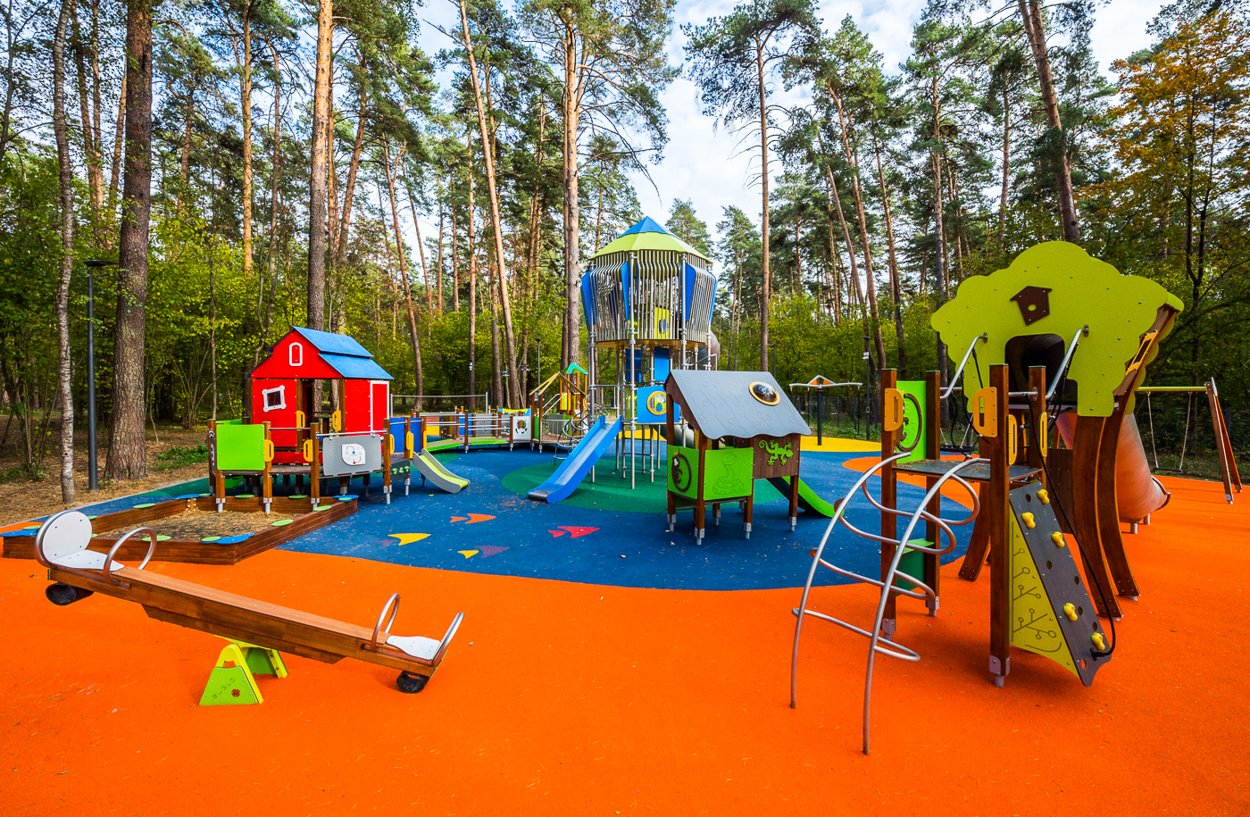 Детская площадка в парке Раздолье