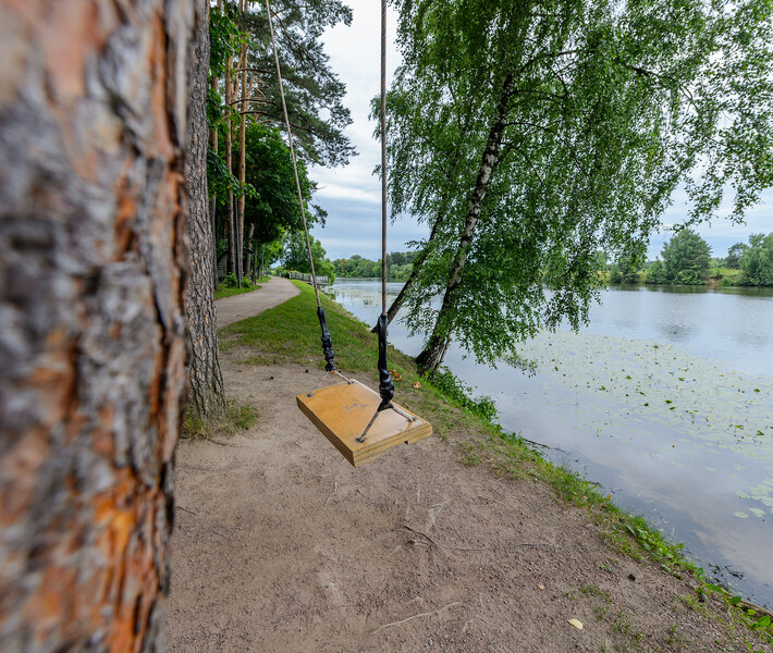 Качели на набережной