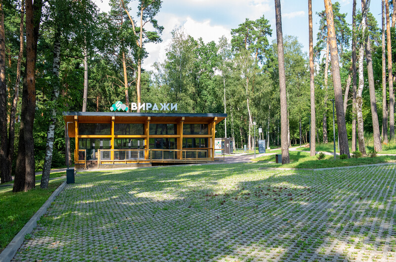 Парковка со стороны деревни Раздоры