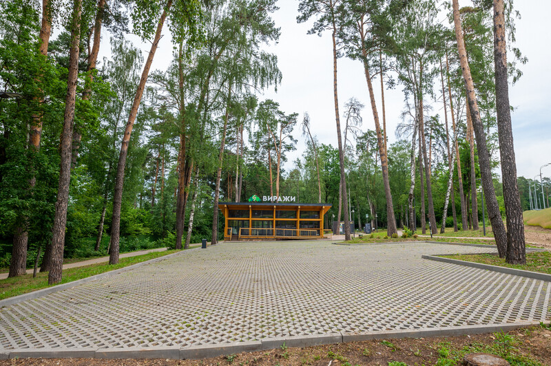 Парковка со стороны деревни Раздоры