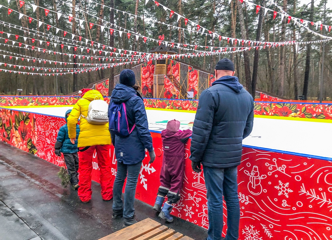 В парке «Раздолье» установили каток и горку