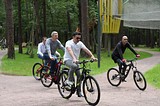 Андрей Воробьев, Андрей Иванов и Федор Бондарчук на велосипедах