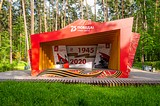 Сцена, украшенная в честь 75-летия Великой Победы