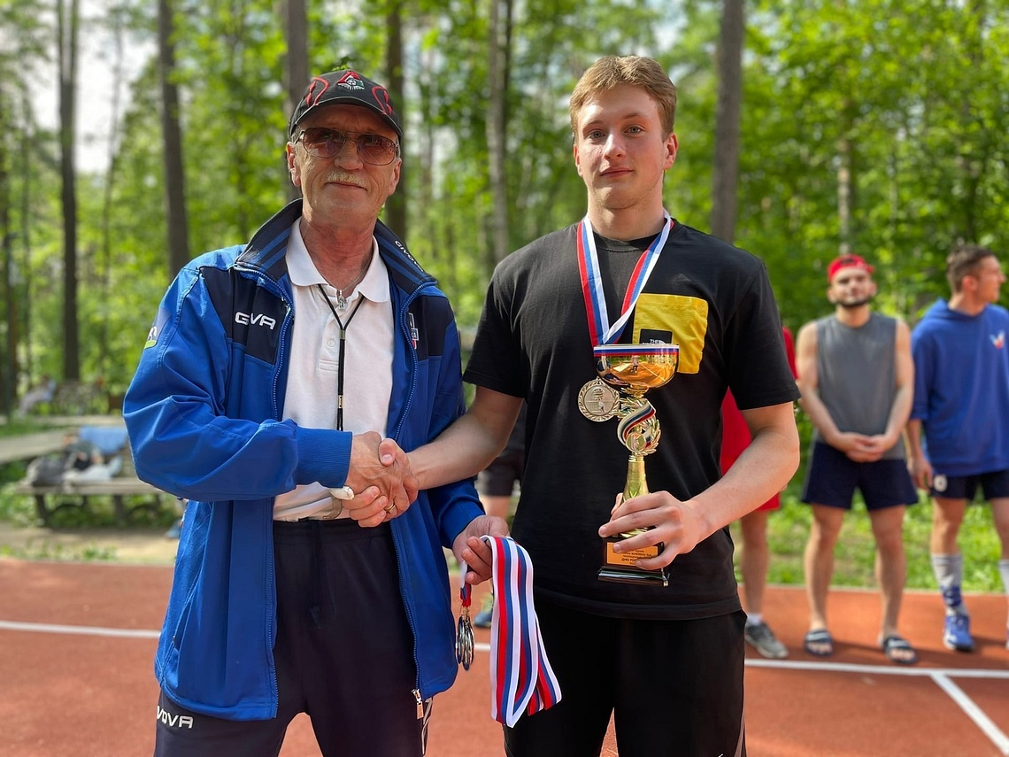 Тренер и один из участников турнира, 18 июня в парке «Раздолье» состоялся открытый турнир 4×4 по волейболу